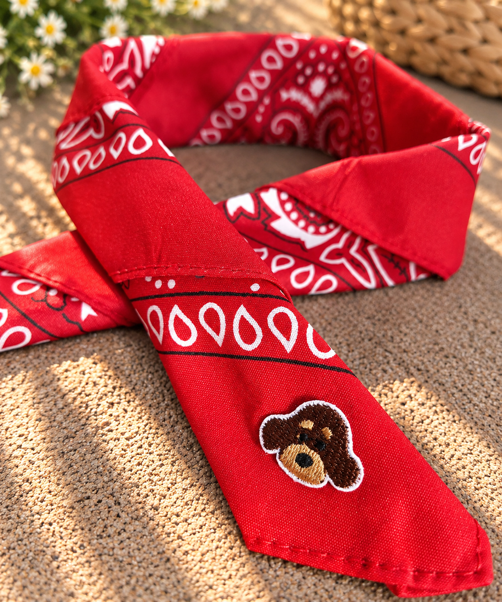 Close-up van het embleem van een bruine teddybeer op de Teddy Red kinderbandana