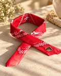 Teddy Red kinderbandana in rode paisley, opgevouwen met een embleem van een bruine teddybeer op de punt