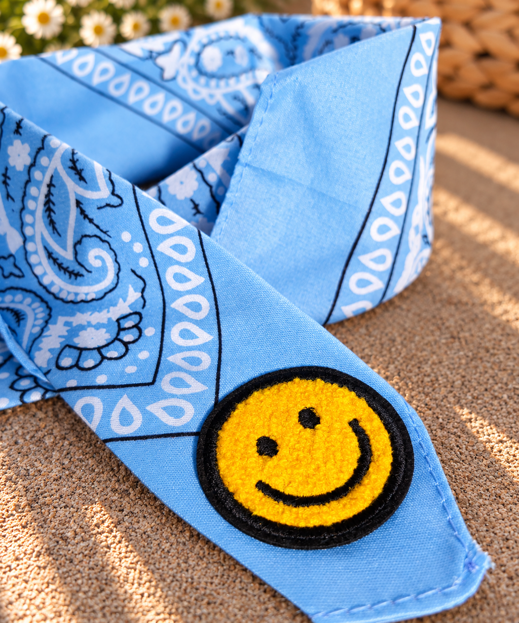 Close-up van het embleem van een gele smiley op de Smiley Blue kinderbandana