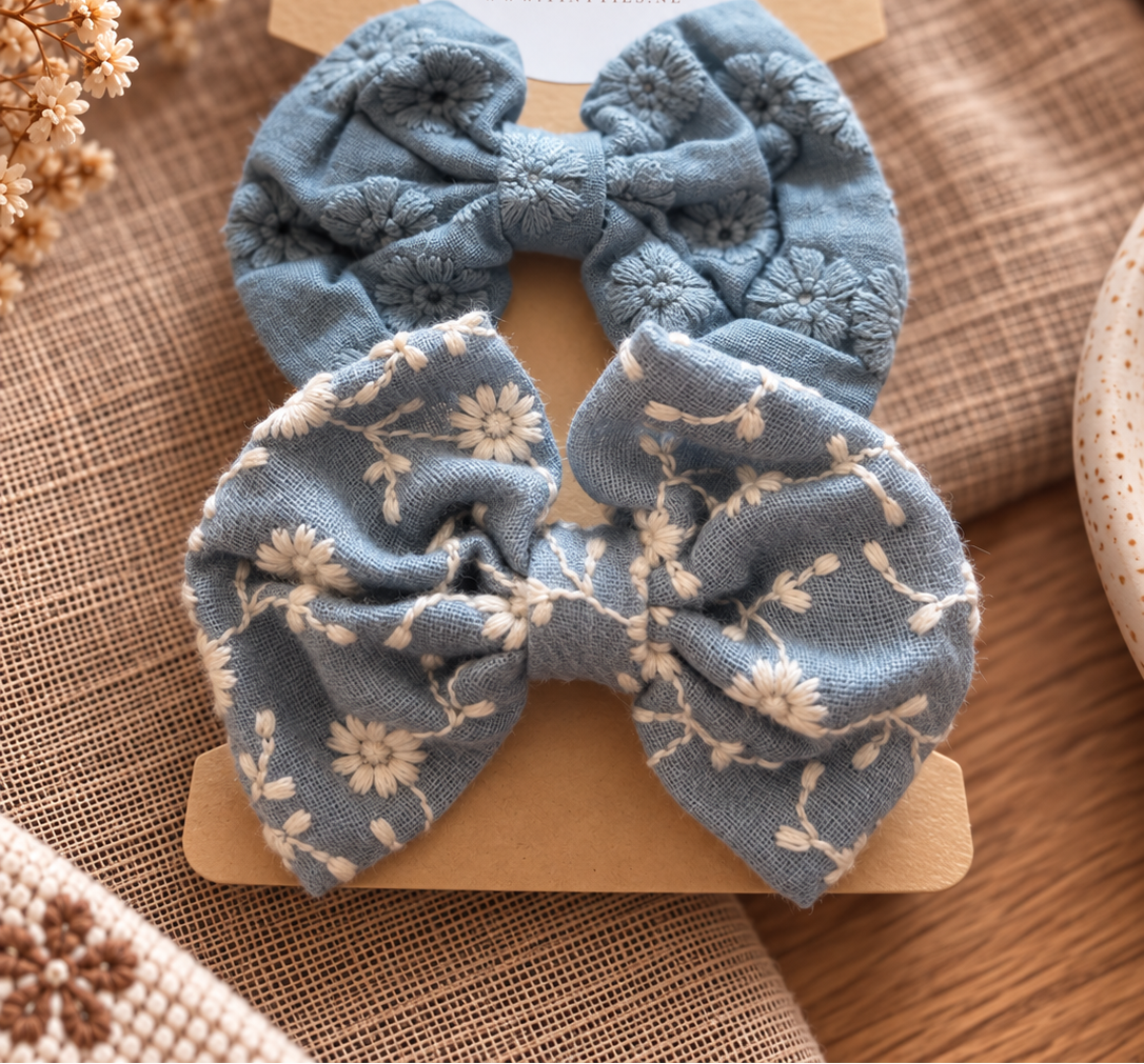 Close-up Bluebell blauwe haarstrikjes met blauw en crème bloemborduurwerk