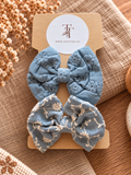 Bluebell set met twee blauwe haarstrikjes met geborduurde bloemen - Tiny Ties