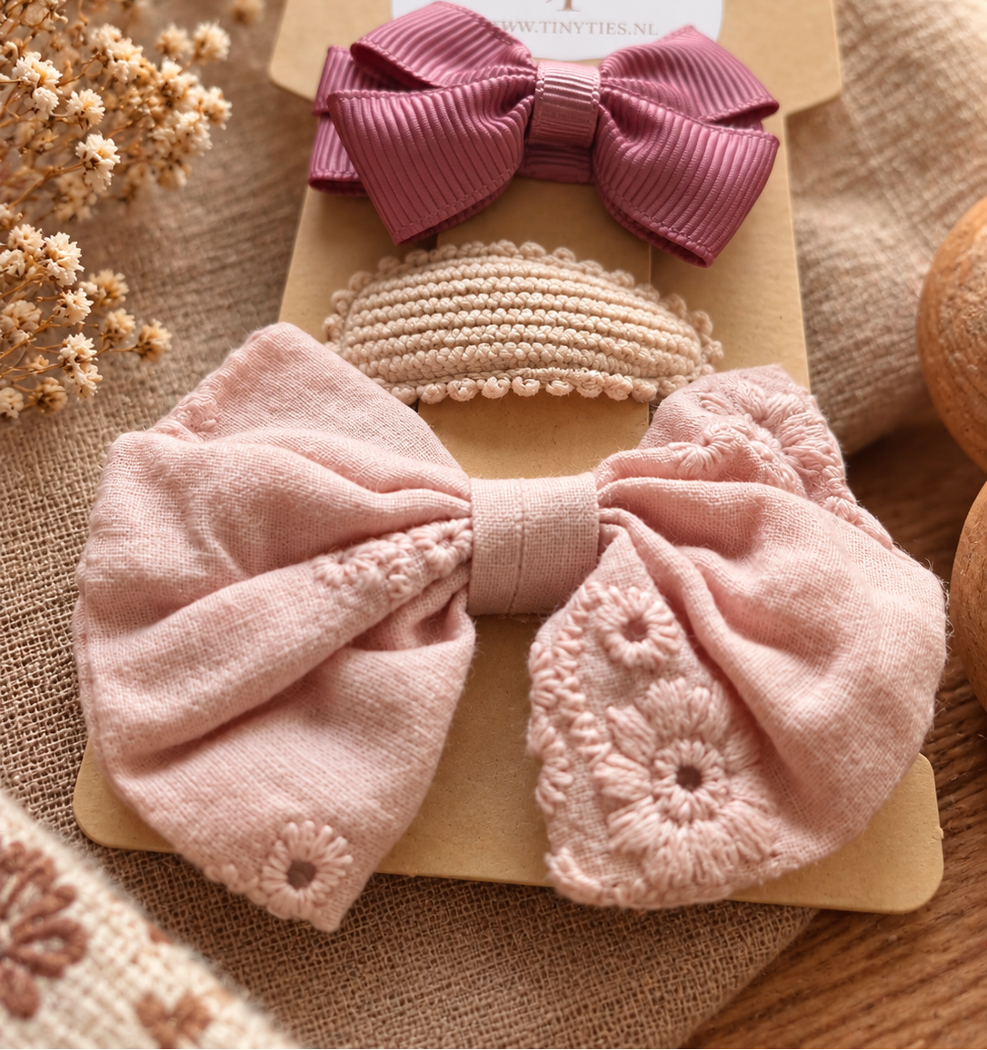 Close-up Blush Blossom haarspeldjes met roze strikken en crème haarclip