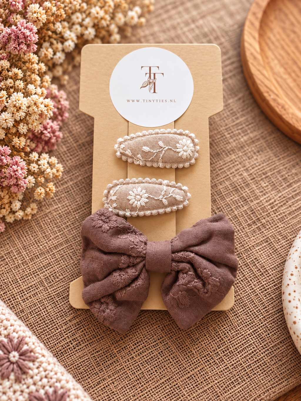 Cocoa Lace haarspeldjes set met beige bloemspeldjes en bruine strik - Tiny Ties