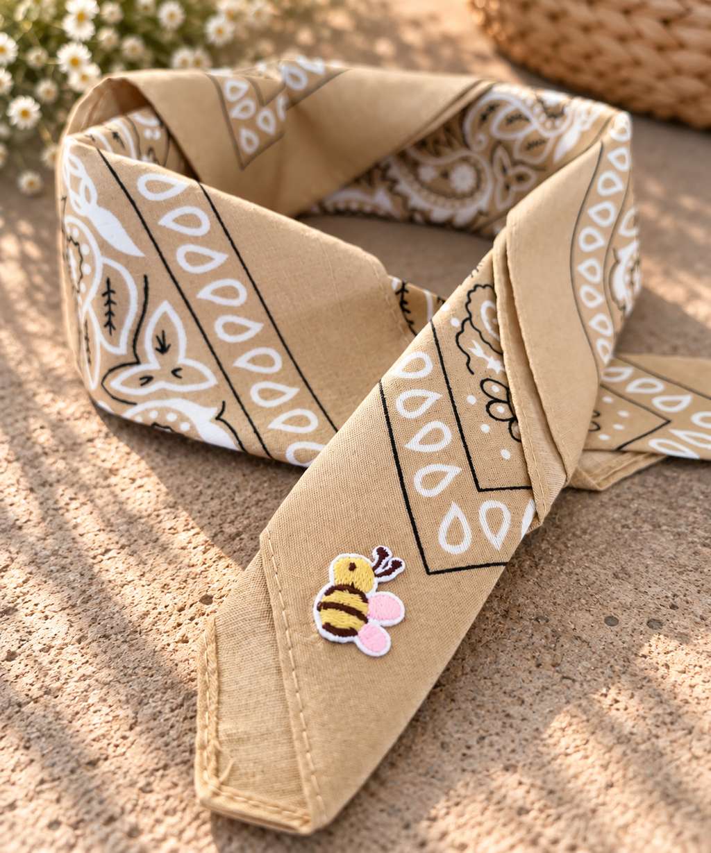 Close-up van het embleem van een bijtje op de Desert Honey Bee kinderbandana