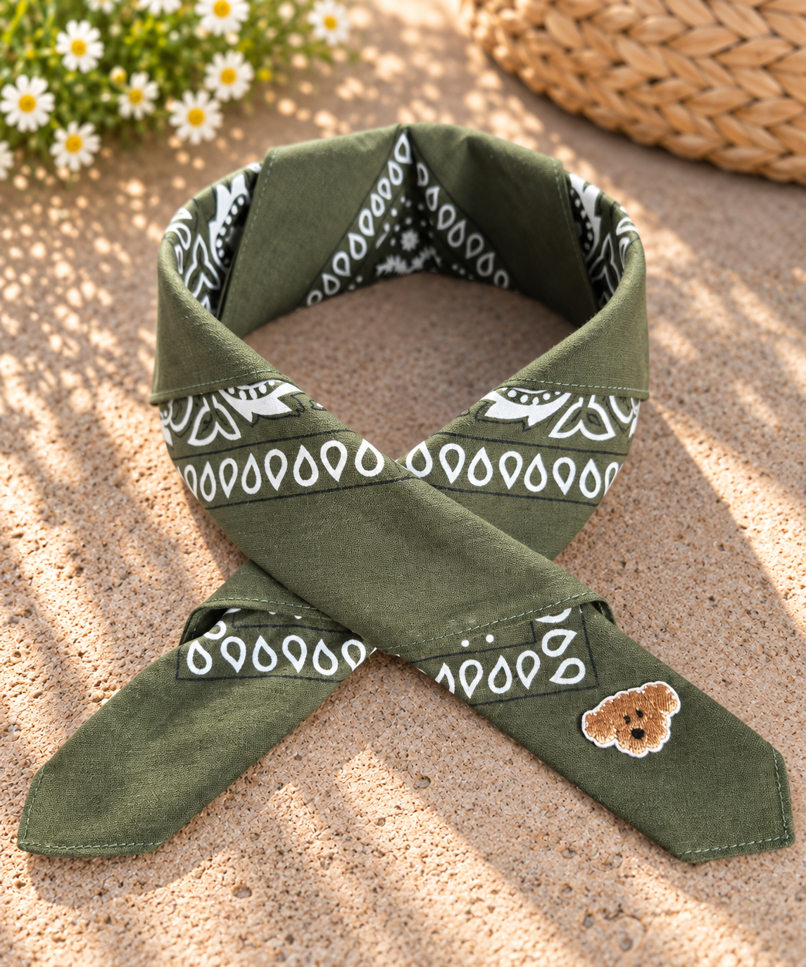 Doggy Green kinderbandana in donkergroene paisley, opgevouwen met een embleem van een bruin hondje op de punt