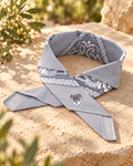 Doggy Grey kinderbandana in grijze paisley, opgevouwen met een embleem van een grijs-wit hondje op de punt