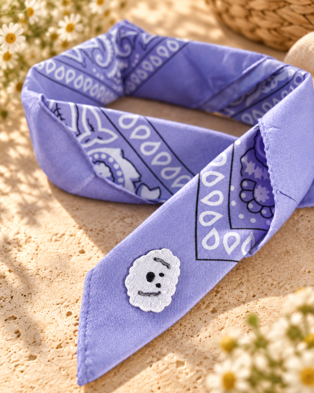Close-up van het embleem van een wit hondje op de Doggy Lilac kinderbandana