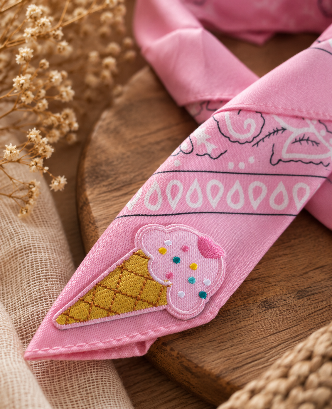 Close-up van het embleem van een ijsje met sprinkles op de Ice Cream Pink kinderbandana