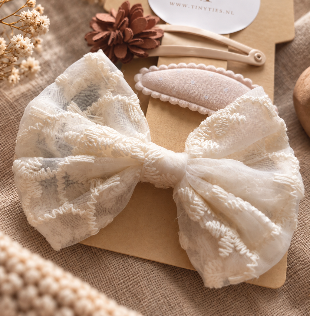 Close-up Little Bloom haarspeldjes set met crème strik, beige speldje en bruine bloem - Tiny Ties