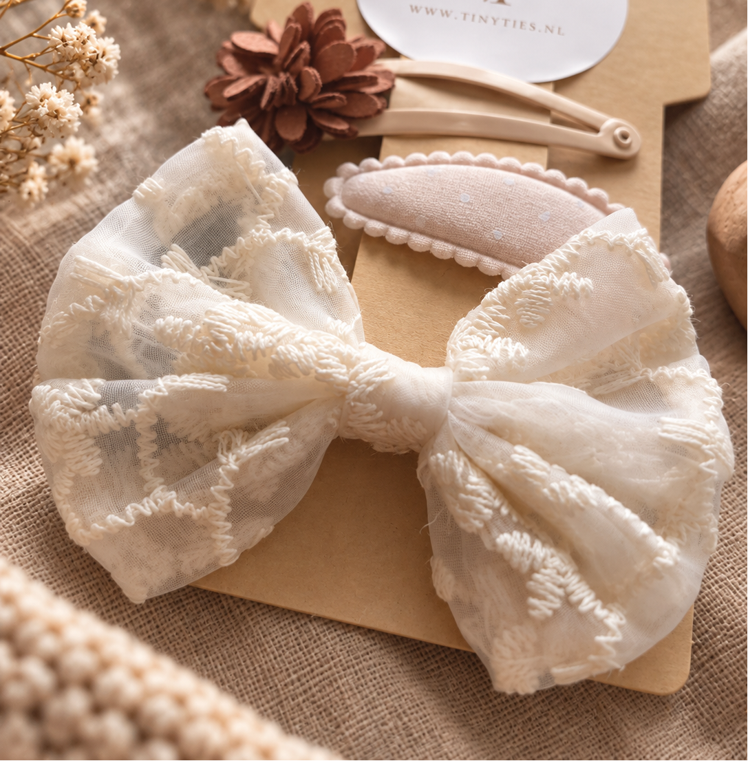 Close-up Little Bloom haarspeldjes set met crème strik, beige speldje en bruine bloem - Tiny Ties