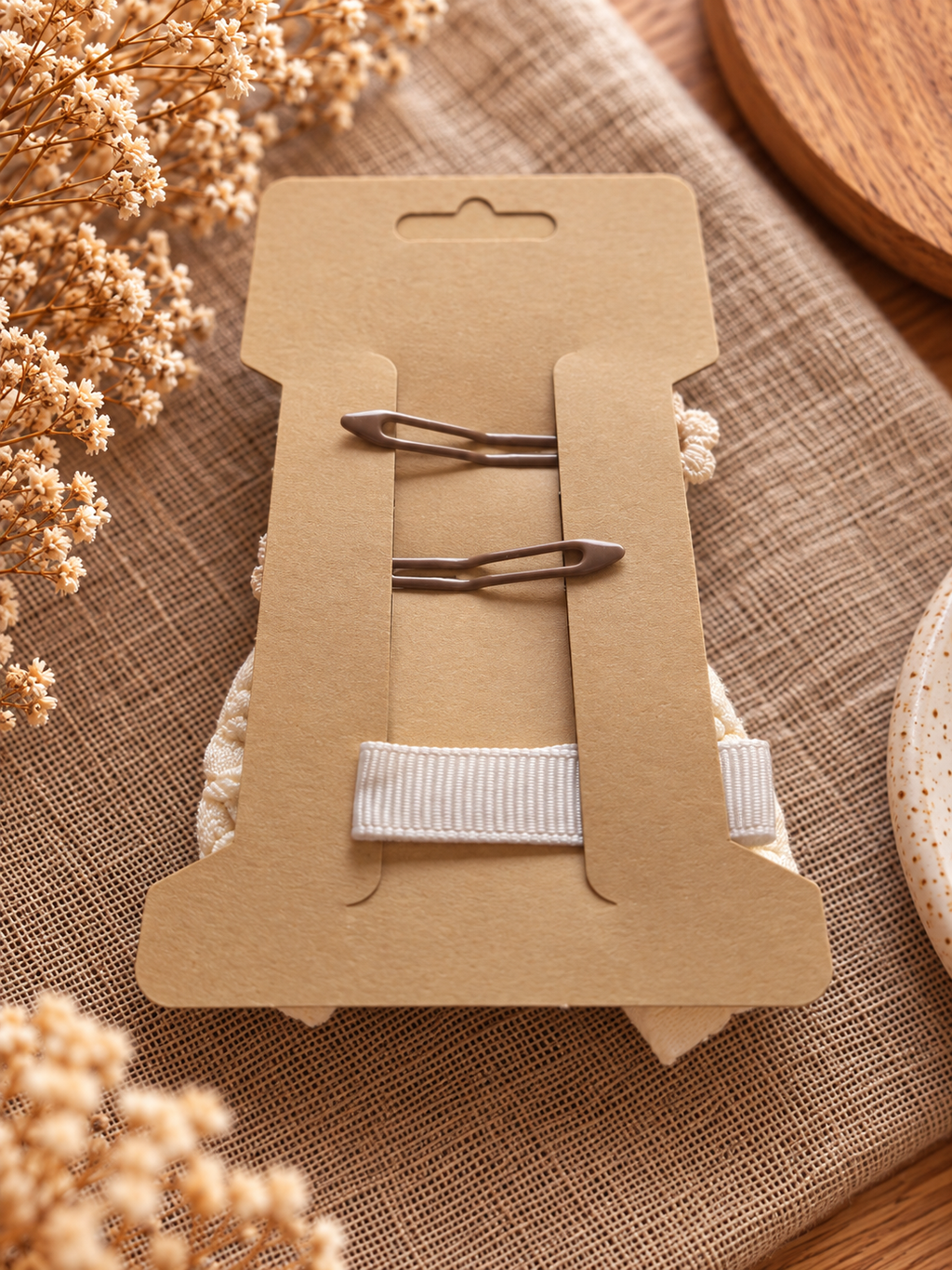 Achterkant Ivory Daisy haarspeldjes set met taupekleurige clips - Tiny Ties