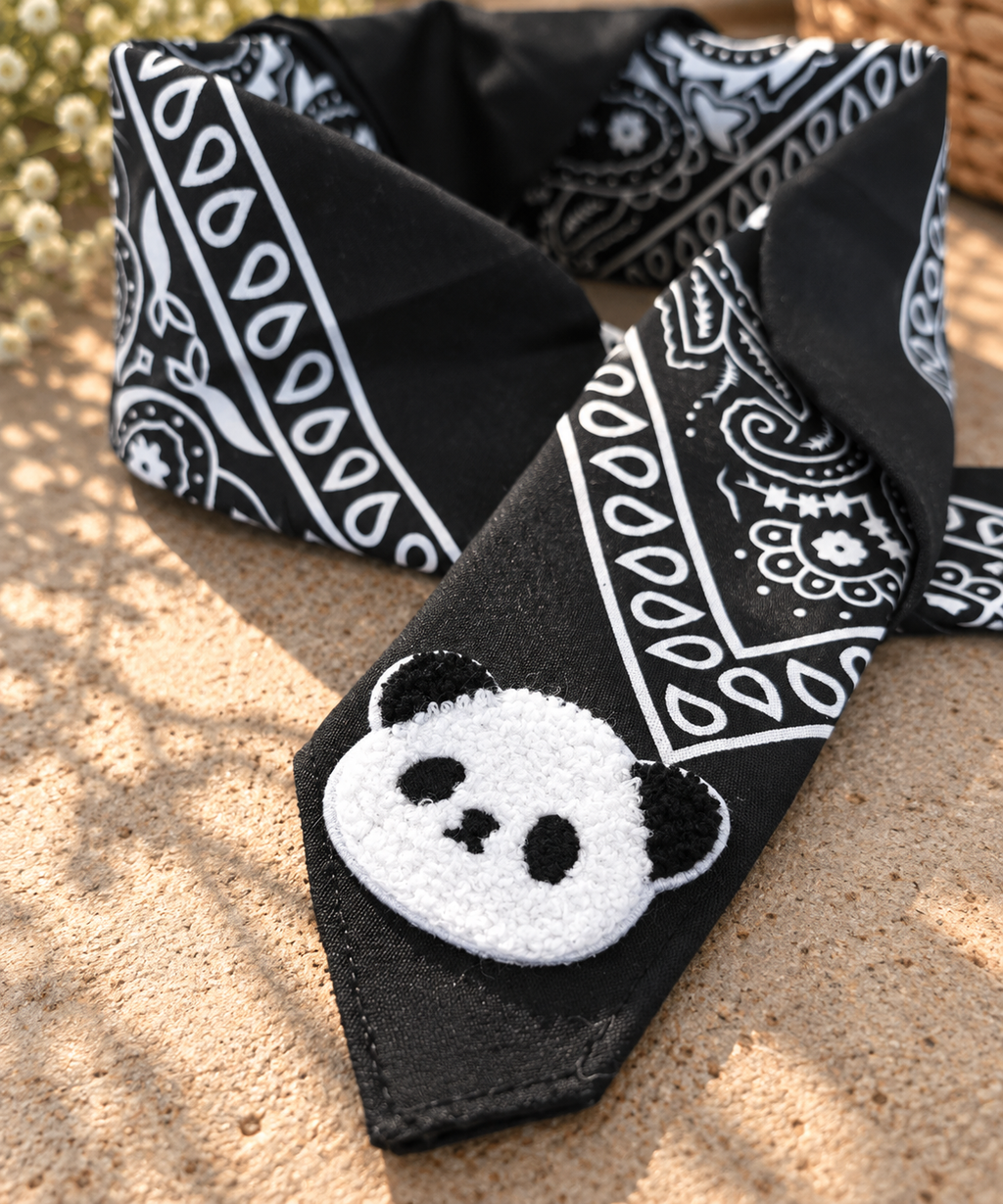 Close-up van het embleem van een panda op de Panda Black kinderbandana