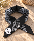 Panda Black kinderbandana in zwarte paisley, opgevouwen met een embleem van een panda op de punt