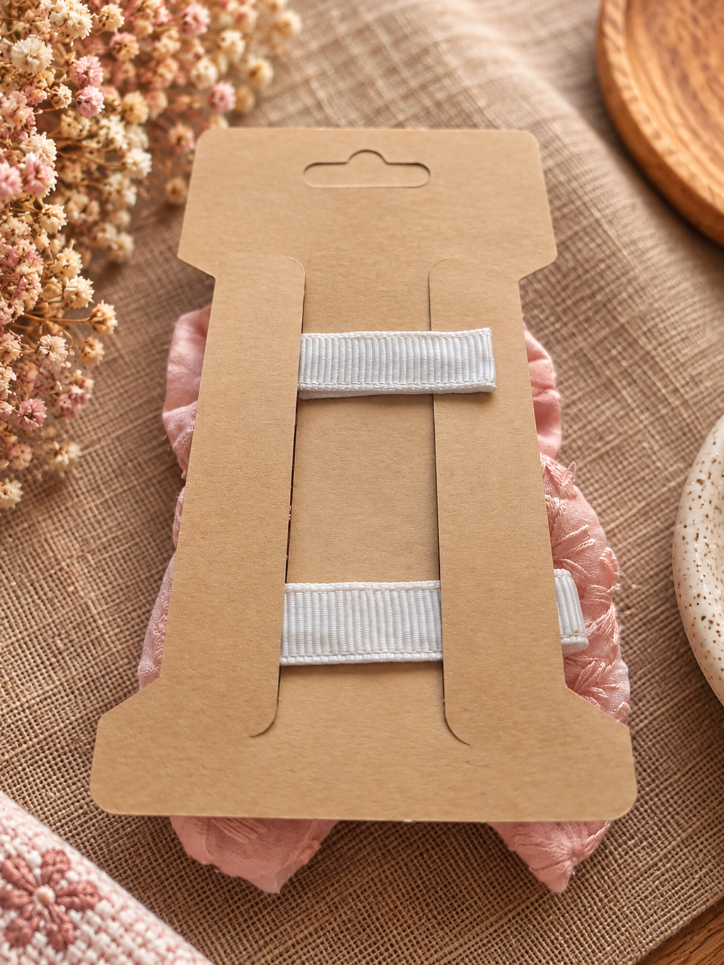 Achterkant van de Rose Petal haarstrikjes set op Tiny Ties productkaart