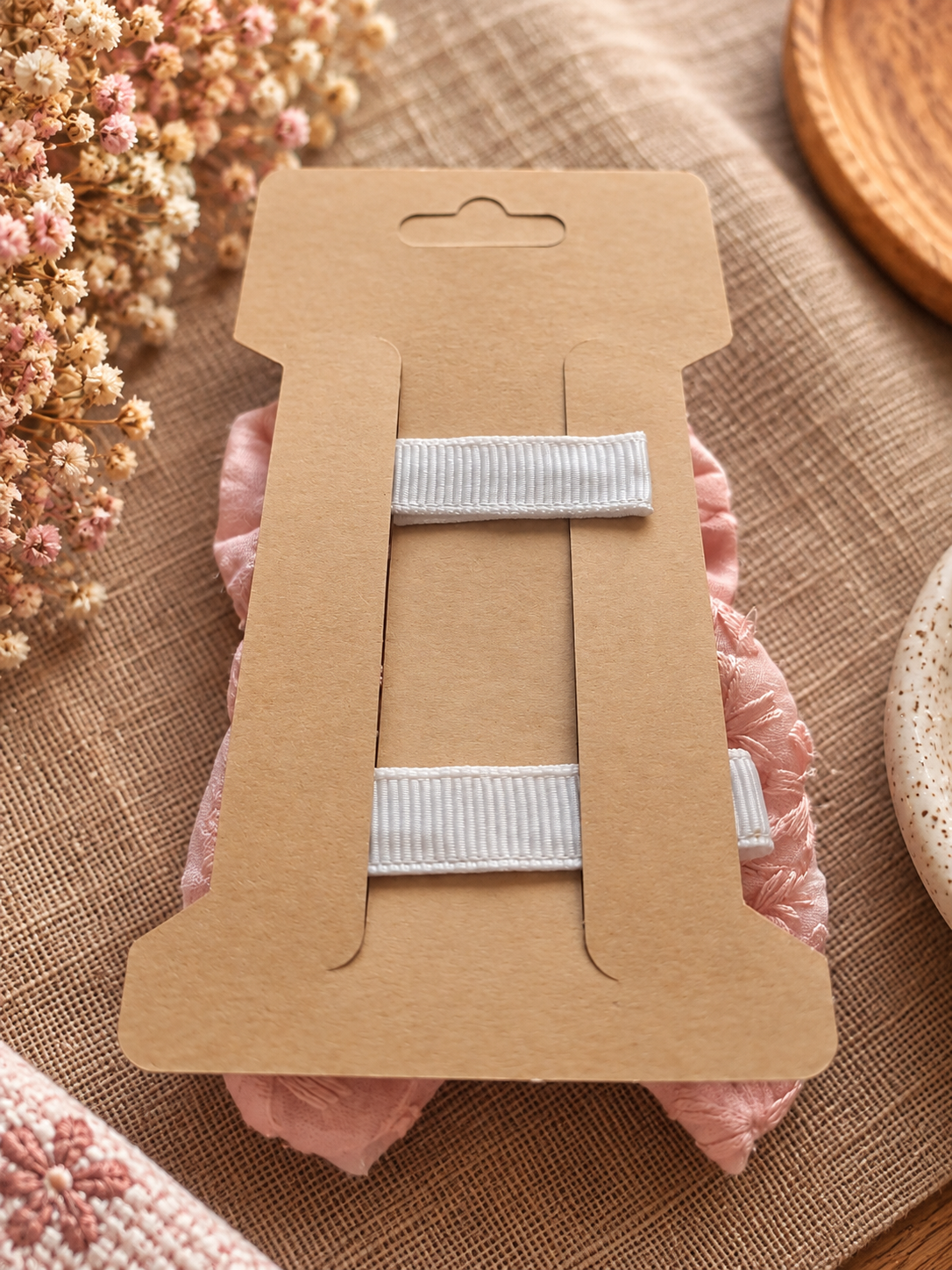 Achterkant van de Rose Petal haarstrikjes set op Tiny Ties productkaart