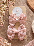 Rose Petal set met twee poederroze haarstrikjes met bloemdetails - Tiny Ties