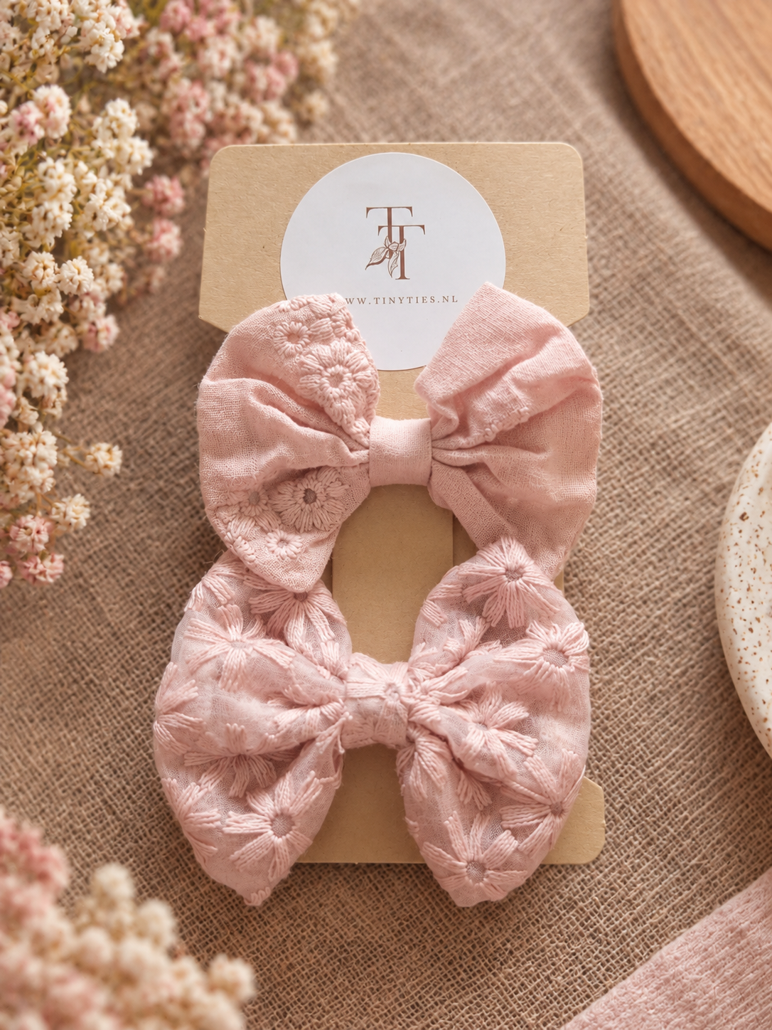 Rose Petal set met twee poederroze haarstrikjes met bloemdetails - Tiny Ties