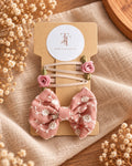 Roze haaraccessoire set met twee bloemen haarspeldjes en haarstrik van Tiny Ties