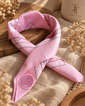 Smiley Pink kinderbandana in roze paisley, opgevouwen met een embleem van een roze smiley op de punt