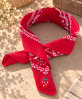 Strawberry Red kinderbandana in rode paisley, opgevouwen met een embleem van een rode aardbei op de punt