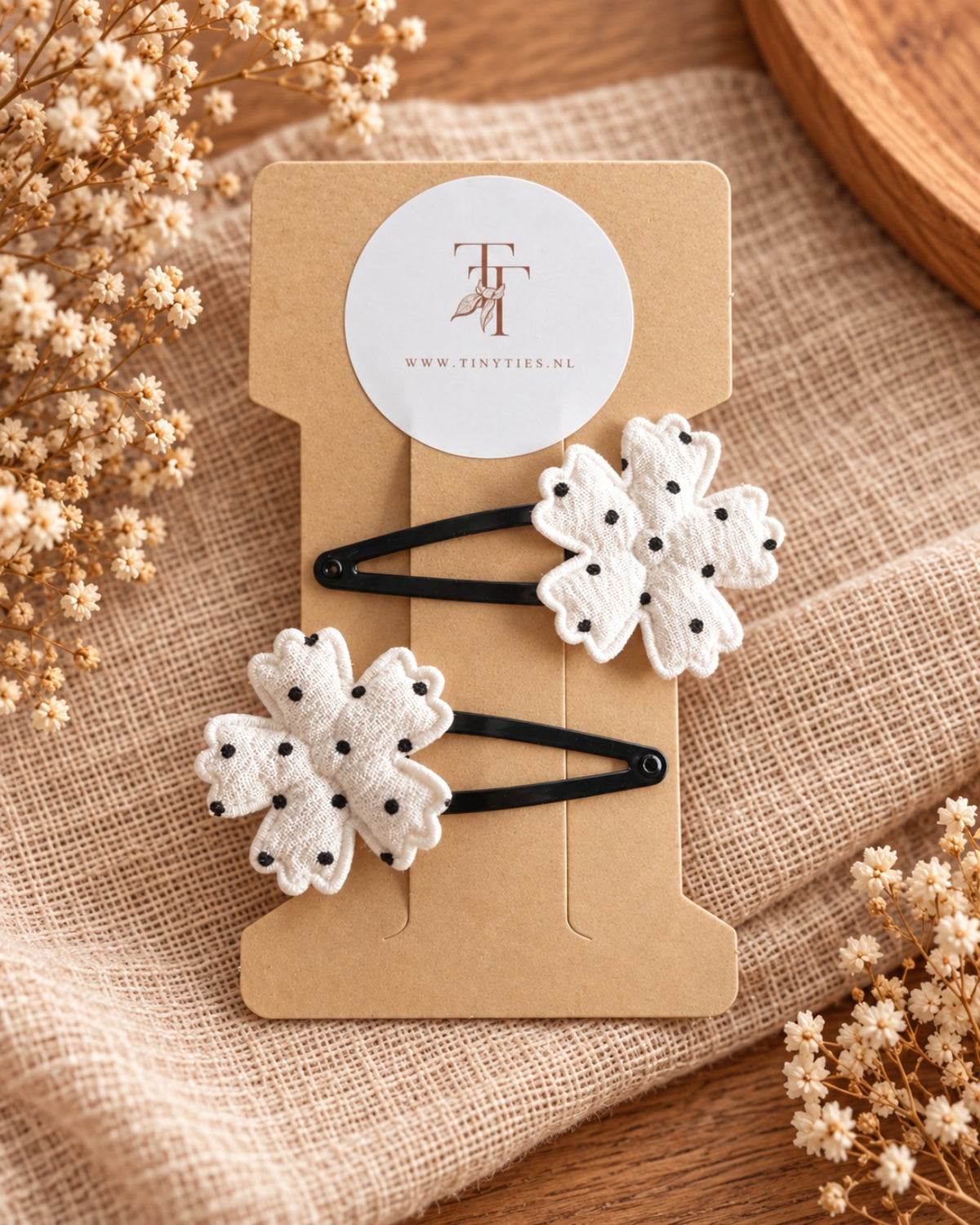 Set van twee witte bloem haarspeldjes met zwarte stipjes van Tiny Ties