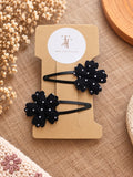 Set van twee zwarte bloem haarspeldjes met witte stipjes van Tiny Ties