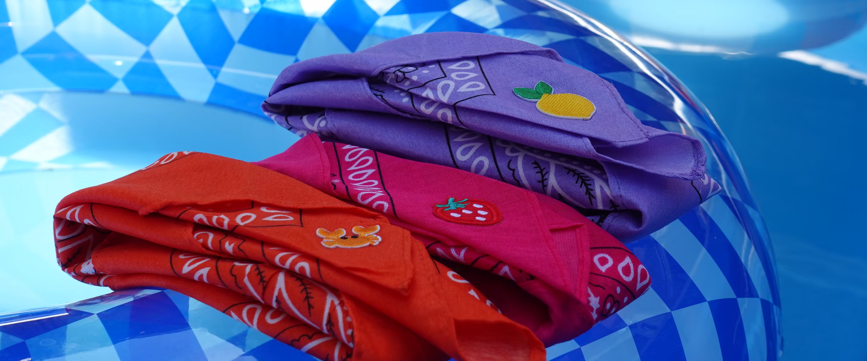 Paarse, roze en oranje Tiny Ties bandana’s met strijkemblemen