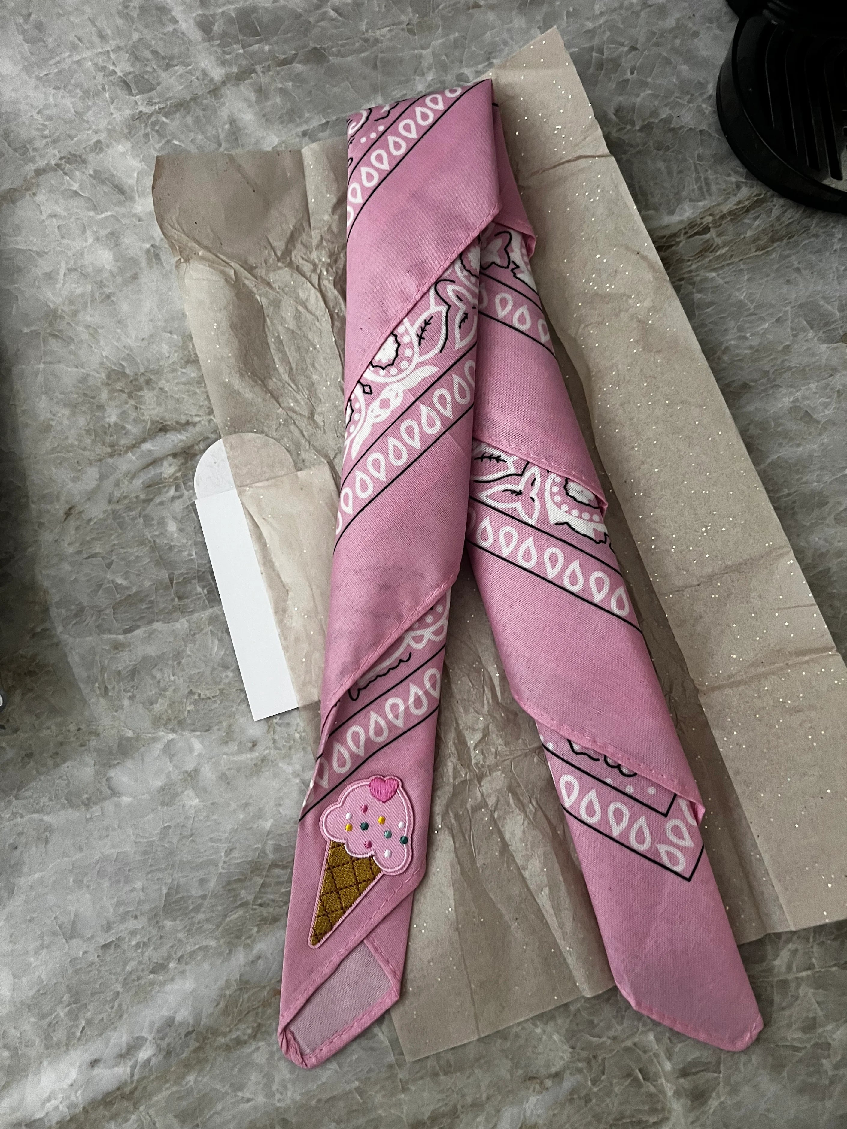 Reviewfoto van roze Tiny Ties bandana