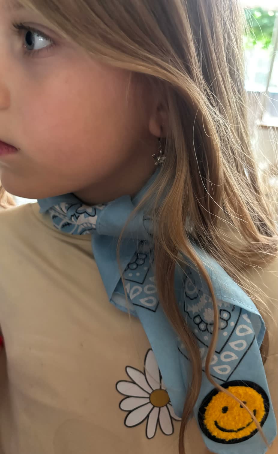 Kind draagt een lichtblauwe Tiny Ties bandana uit Google review van Sylvana Noiron