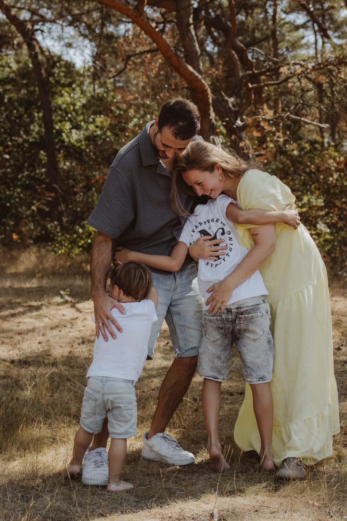 Rik en Merel samen met hun kinderen in het bos