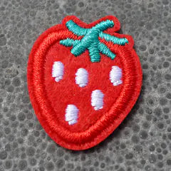 Het geborduurde embleem Aardbei