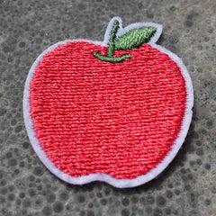 Het geborduurde embleem Appel