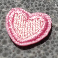 Het geborduurde embleem Hartje Roze