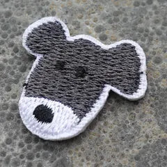 Het geborduurde embleem Hondje Antraciet