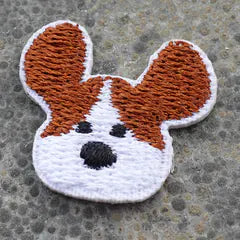Het geborduurde embleem Hondje Bruin-Wit