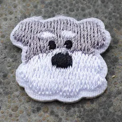 Het geborduurde embleem Hondje Zilvergrijs