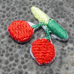Het geborduurde embleem Kersen