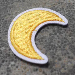 Het geborduurde embleem Maantje