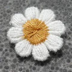 Het geborduurde embleem Madeliefje Wit