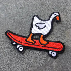 Het geborduurde embleem Skatende Gans