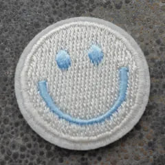 Het geborduurde embleem Smiley Babyblauw