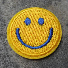 Het geborduurde embleem Smiley Goudgeel