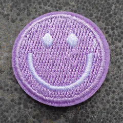 Het geborduurde embleem Smiley Lila