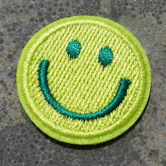 Het geborduurde embleem Smiley Limegroen
