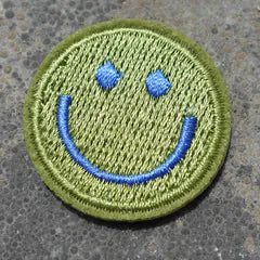 Het geborduurde embleem Smiley Olijf