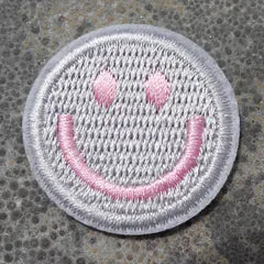 Het geborduurde embleem Smiley Poederroze