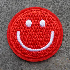 Het geborduurde embleem Smiley Rood