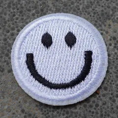 Het geborduurde embleem Smiley Wit