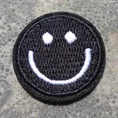 Het geborduurde embleem Smiley Zwart