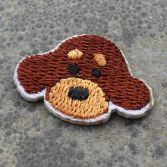 Het geborduurde embleem Teddy Bruin